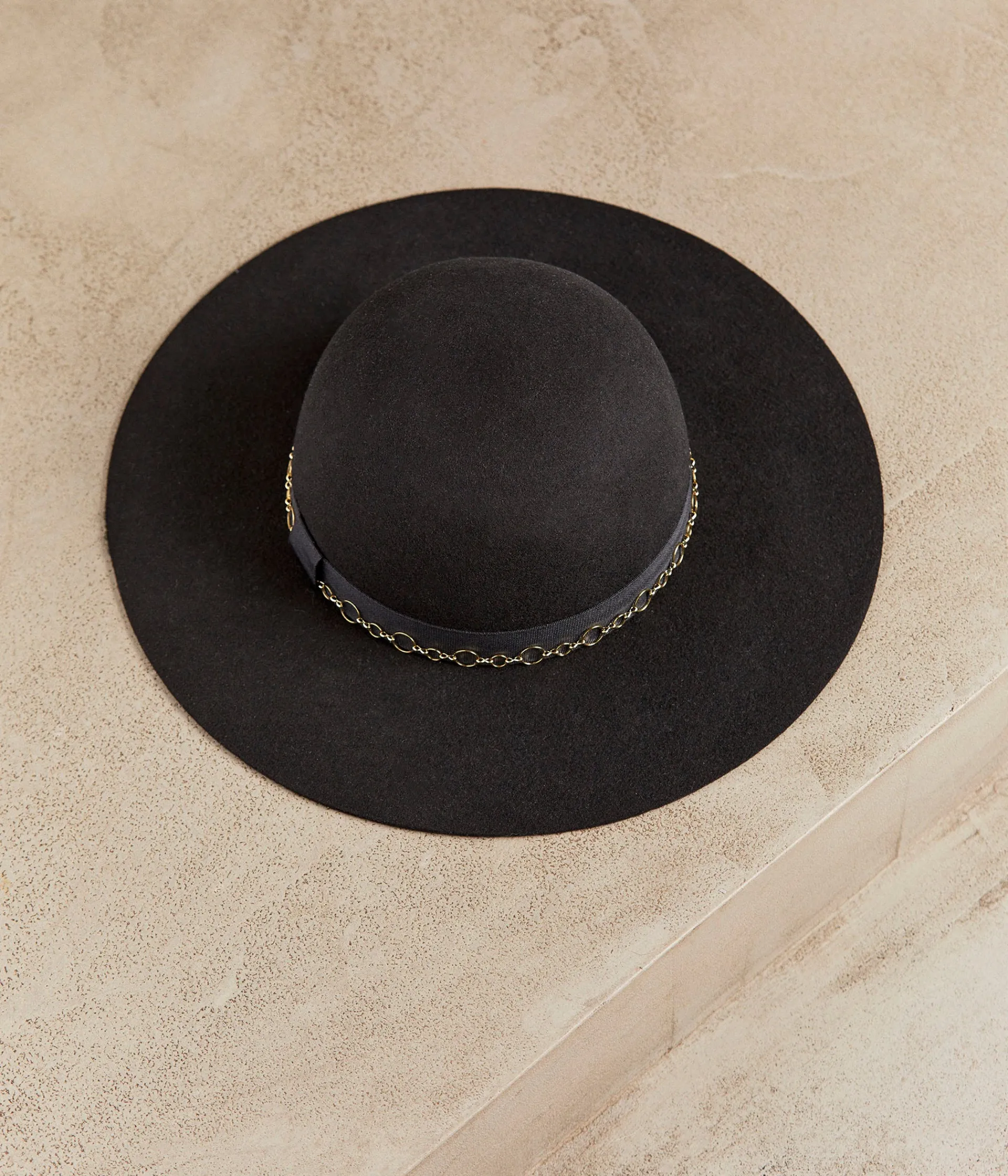 Mellow Yellow Chaussettes, Accessoires-Capeline noire Illusion