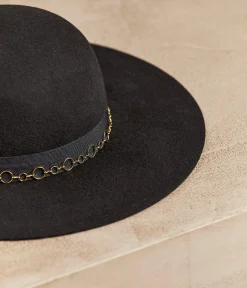 Mellow Yellow Chaussettes, Accessoires-Capeline noire Illusion