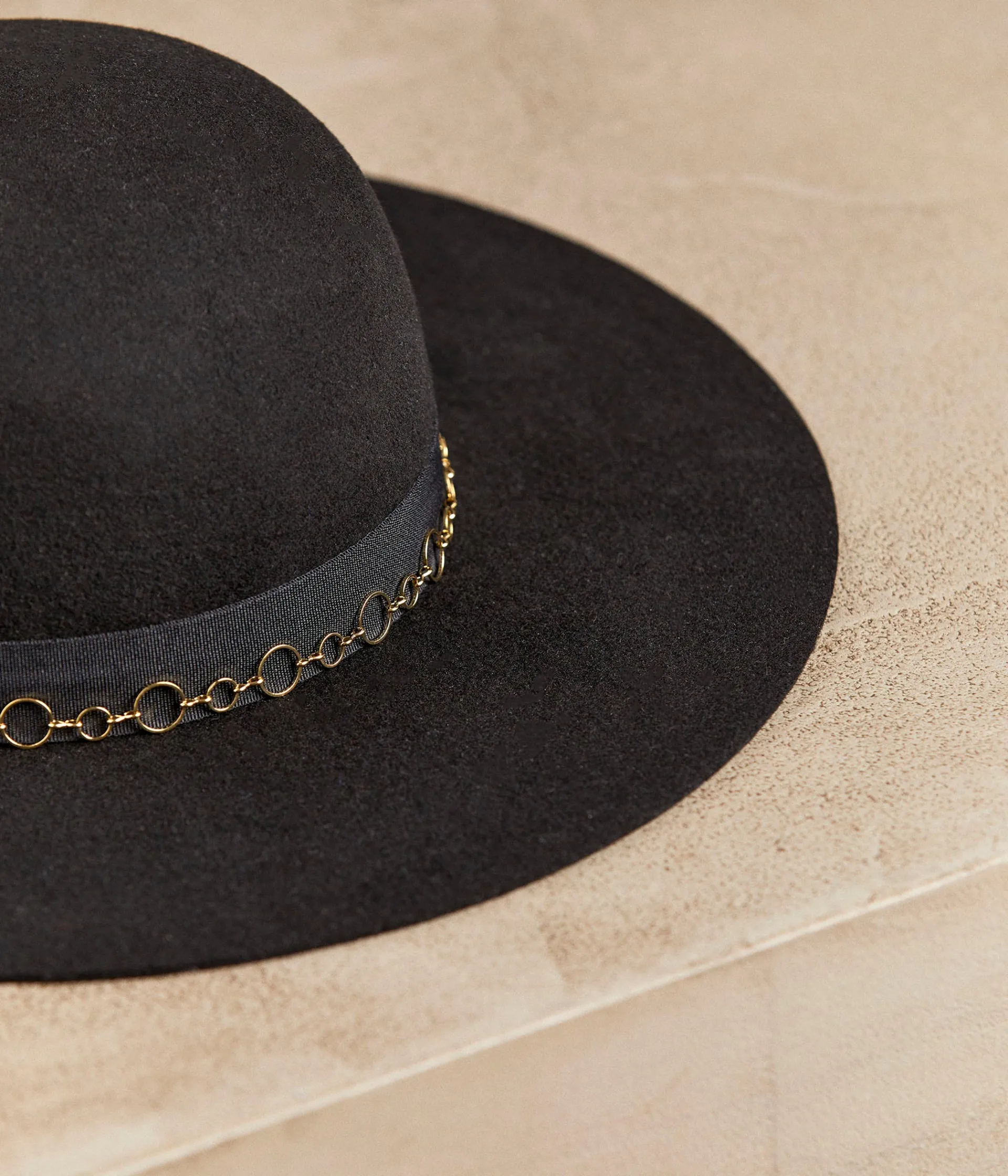 Mellow Yellow Chaussettes, Accessoires-Capeline noire Illusion